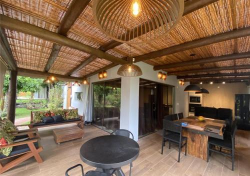 Linda casa, para 8 pessoas, 2 Suites, 1 quarto, piscina, fitness, Praia do Forte