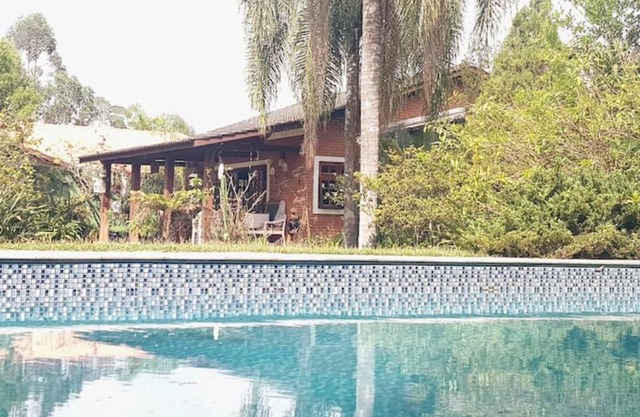 LINDA CHACARA EM CONDO A 40 MIN DE SP com piscina climatizada, churrasqueira, wifi, 5 quartos e muita natureza