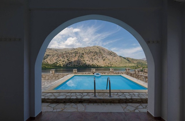 Villa de Linda en una posición inigualable en Kournas: ¡vistas increíbles!