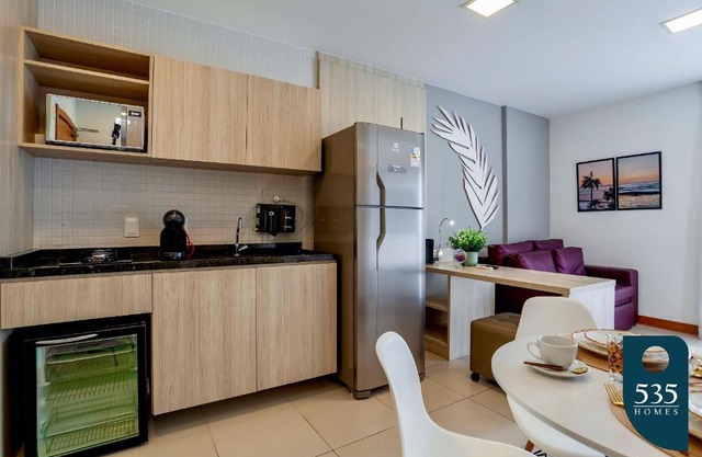 Linda Suíte com cozinha compacta em região central