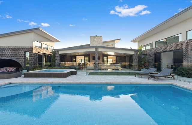 Lindenderry Luxe. Brand new Family Entertainer, Large Electric Heated Pool & spa
