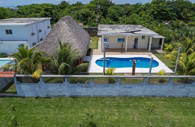 Lindo chalet en el guayabo a100 metros del mar con lindo mirador frente al mar