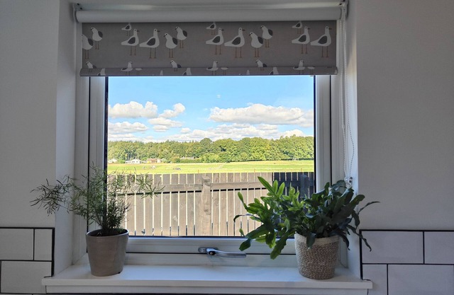 LINDSAY COTTAGE, pet friendly, with open fire in Northmuir