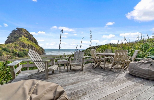 Lion Rock Spectacular - Piha Holiday Home