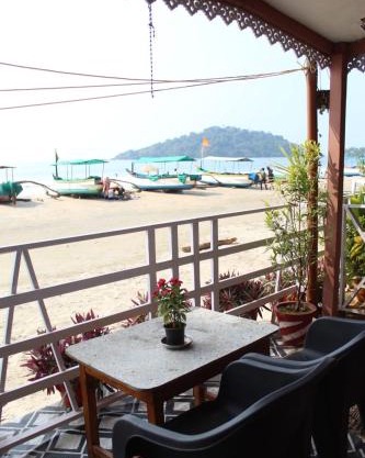 Lira Beach Place