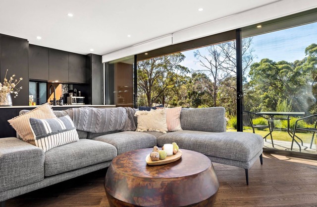 Lithic House stylish and modern with lovely bush setting