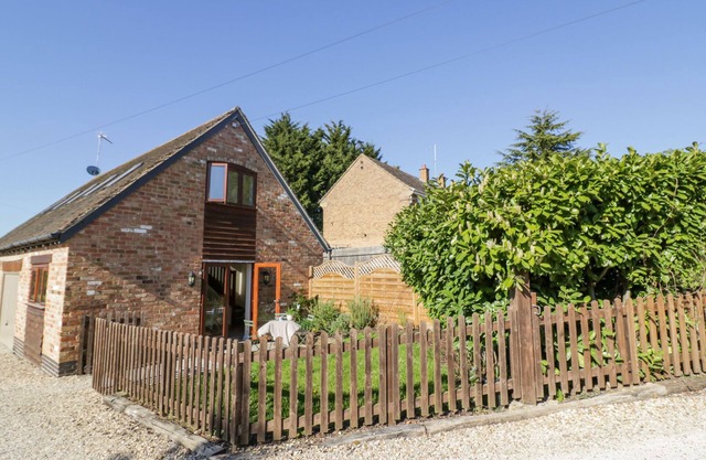 LITTLE BARN, pet friendly, with a garden in Stratford-Upon-Avon