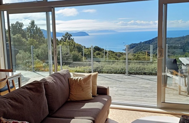 Little Bay Eco House - Kaka Cottage overlooking the ocean and up in the trees