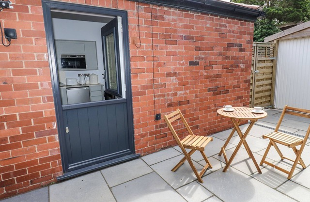 LITTLE BIRCHINLEA, pet friendly, character holiday cottage in Glossop