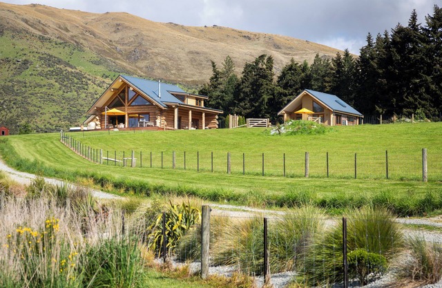 Little Breck lodge in rural Southland. Sustainable luxury with pet sheep!