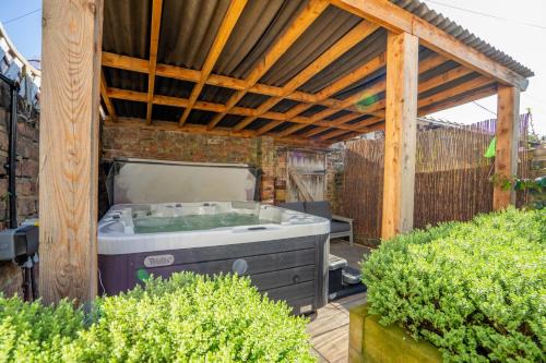 Little Domus - With Hot Tub