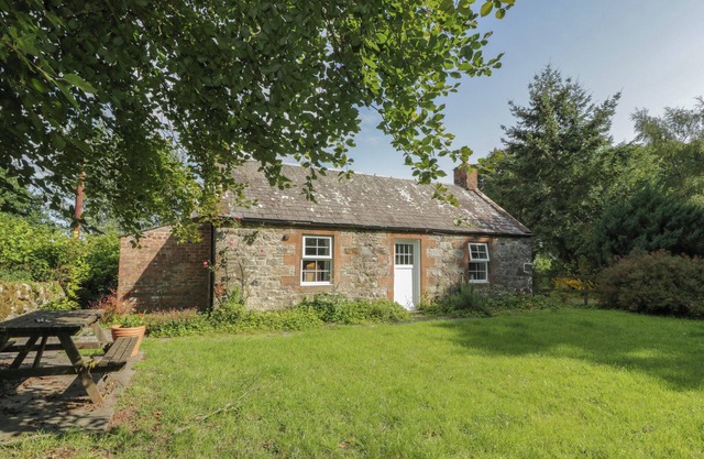 LITTLE DUNBAR COTTAGE, pet friendly, with open fire in Southerness