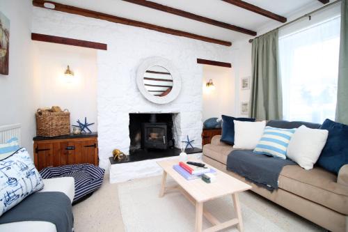 Little Gem in the Mumbles! Fishermans Cottage with Log Burner, Dog friendly and Welcome Breakfast Hamper!
