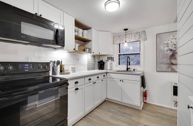 Little Gray Cabin (2-Bedroom Home) - Pets Allowed by RedAwning