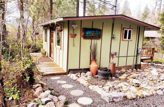 *Little Green Cabin on Big Creek * 5 mi to Mt. Rainier entrance!