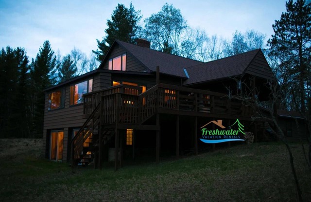 LITTLE LAKE COTTAGE: ¡2020 ABIERTO! ¡A 20 minutos de Marquette! ¡Casa privada frente al lago que admite mascotas!