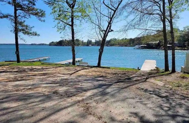 Little Lake Getaway Walking Distance to Lake Martin, Pet Friendly