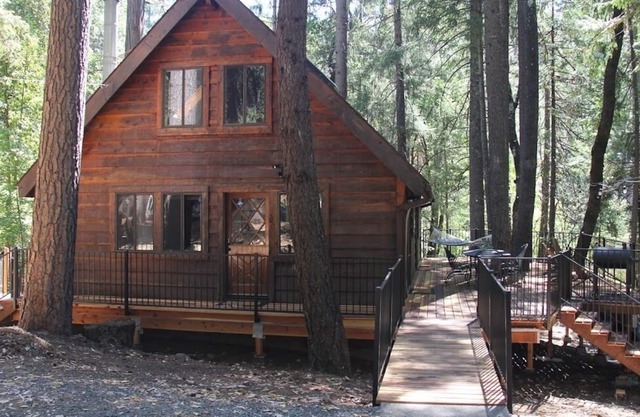 Little Lakeside Lodge at Scotts Flat Lake - Sleeps 8