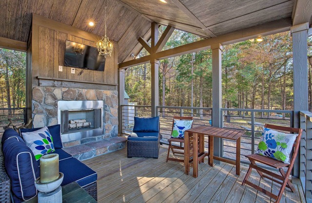 ¡NUEVO! Woodland Hideaway on Pasture w / Fishing Pond!