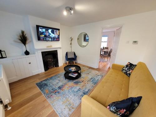 Little Oaks House - Historic Charm & Modern Comfort in Colchester by Catchpole Stays