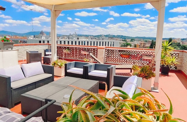 Ático panorámico de lujo con gran terraza y vistas a todo el centro histórico.