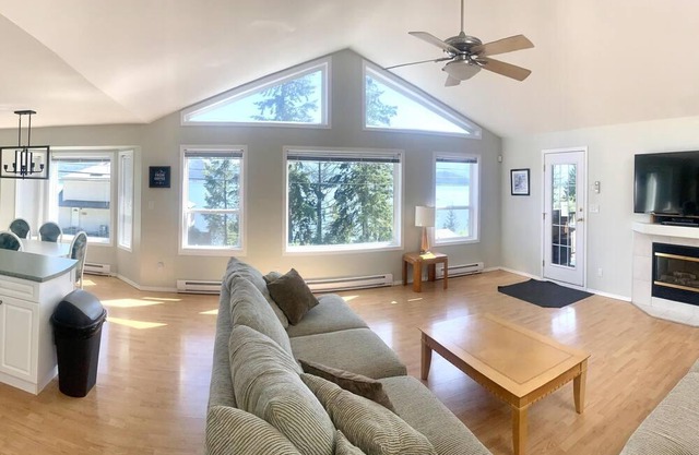 Little Piece of Paradise - Semi-Waterfront