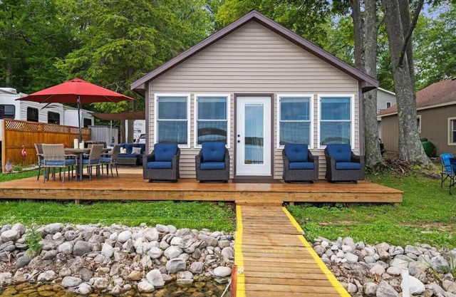 Little Platte Lake Cottage - Lakefront w/ Kayaks! Near Sleeping Bear Dunes