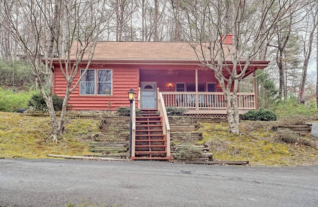 Pequeña casa roja. Una cabaña encantadora en Clayton, Ga