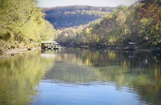 PEQUEÑO RETIRO DEL RÍO ROJO; DOCK PRIVADO EN BARCO en 2. 5 ACRES-Wildflower / Heber Spring