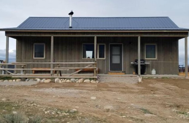 Little Rocky Creek Cabin, modern amenities/wide-open Wyoming countryside/beautiful mountain views