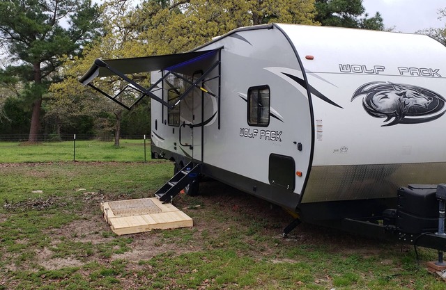 Pequeño Rv en Bastrop. 3 millas del lago Bastrop. Hoyo de fuego, huevos frescos disponibles