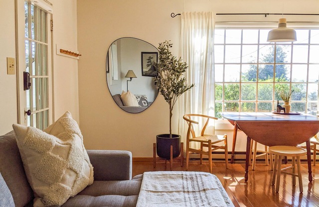 Little Stuga - Cozy, Private, Walk to water w/views