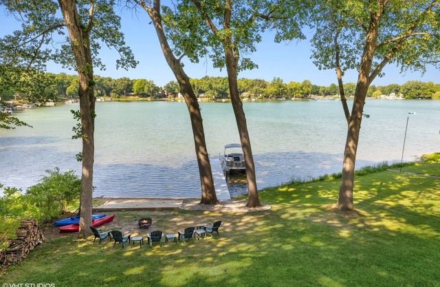 Little Twin Lake Cottage, Relaxing Updated Lakehouse - All Sports Lake