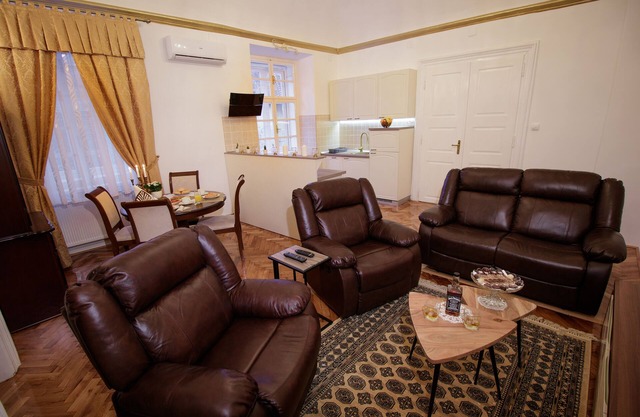 Little Vienna Gold Apartment