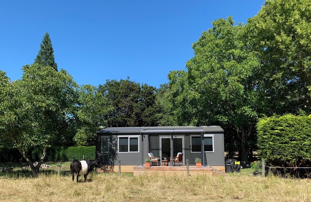 "Little Walnut" A charming rural tiny home only 15 minutes from Chch airport....
