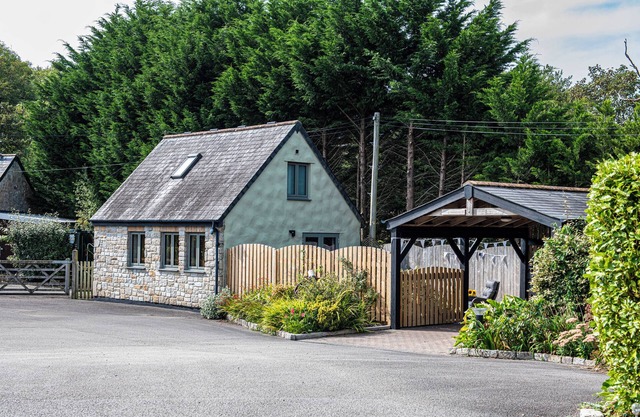 LITTLE WILLOW, romantic, with a garden in St Columb Major