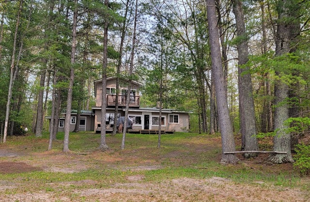 Little Wolf Lodge-"Up North" lakefront cabin!