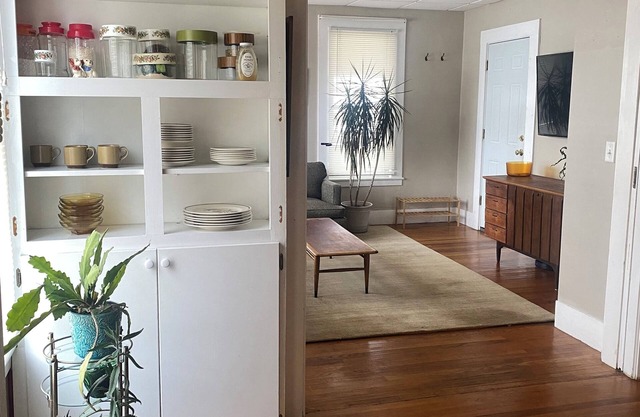 Littleton center vintage themed 1 bed 1 bath. Walk to center.