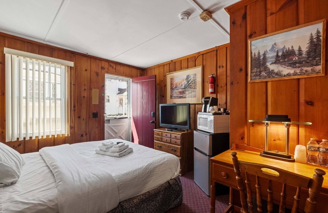 Littleton Getaway – Queen Room Retreat