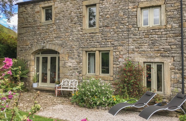 LITTON HALL BARN COTTAGE, family friendly, with open fire in Litton