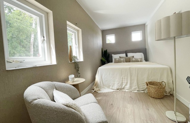 Live close to campus without breaking the bank! This comfy spot is just a short nature walk from University Tilburg. A small but smartly designed 7 m² room with a cozy hotel bed, fast internet, and a desk for your laptop.