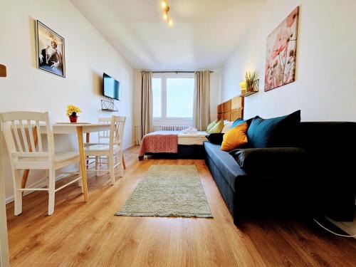 LIVE-INN PRAGUE DELUXE SUITE FOR 1-4 GUESTS, 20 Mins to center, Lift, Gym, Reception, Parking, Roof Terrace, Game & Party
