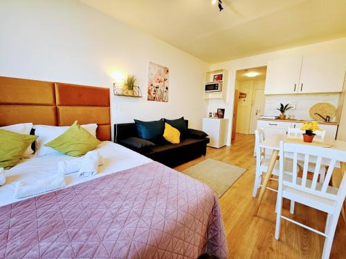LIVE-INN PRAGUE SUPERIOR SUITE FOR 1-4 GUESTS, 20 Mins to center, Lift, Gym, Reception, Parking, Roof Terrace, Game & Party Room