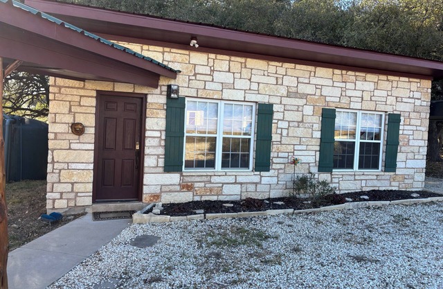 Live Oak Annex - a charming 1-bedroom cabin at a ranch in Lampasas, Texas