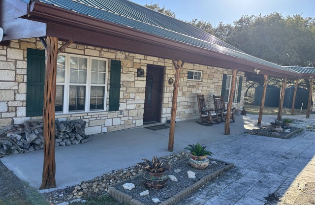 Live Oak Combo - Cabin & Annex - 3 bedrooms for larger groups outside Lampasas