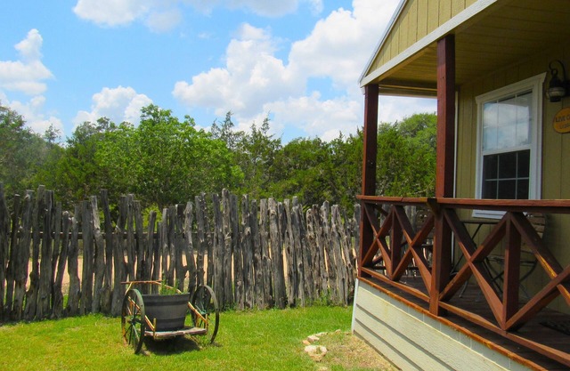 LIVE OAK LODGE: Encantadora cabaña en ALEXANDER AT CREEK ROAD
