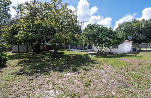 Live Oak Oasis - Getaway Close to Legoland! Sleeps 8 Guests, Fenced yard, Games