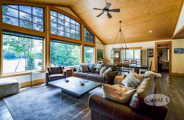 Live the Good Life on Lake Muskoka! 6 bdrm 5 bath Cottage +Boathouse! Sleeps 17!
