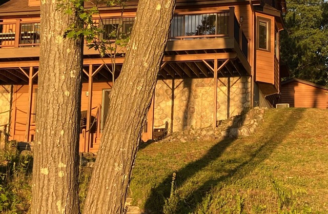 Live the lake life! Fish, kayak & boating with nearby ORV & snowmobile trails!