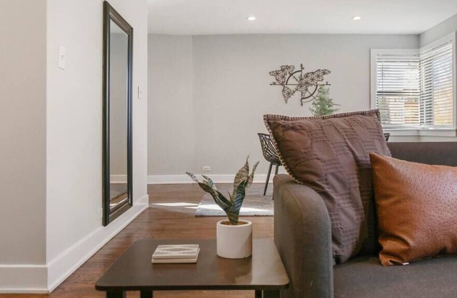 2BR Rogers Park Apartment close to Beach and Park